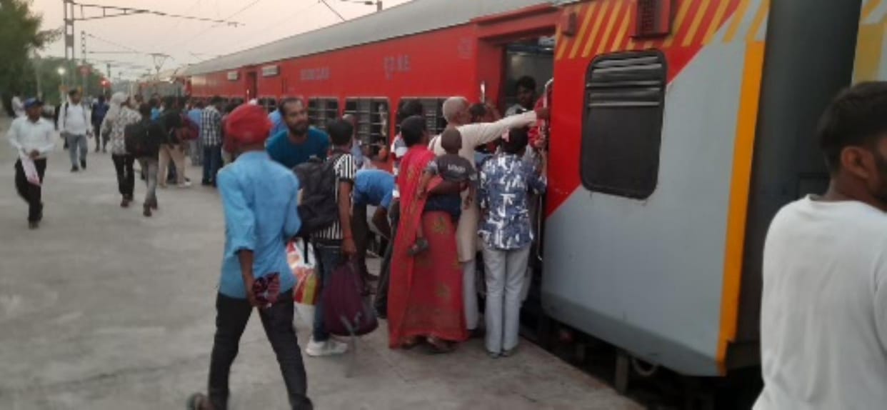 Last day of Chhath, trains still crowded
