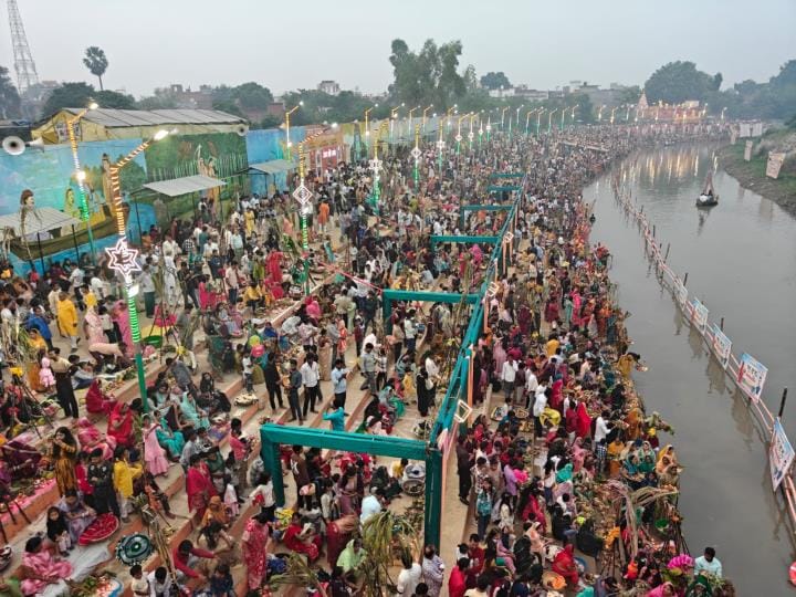 People were mesmerized by the captivating scenery at the Bathua Riverfront.