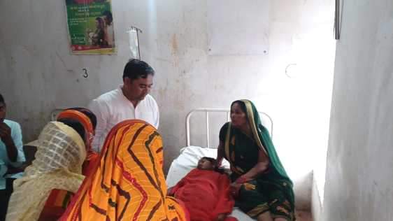 सिकंदरपुर क्षेत्र के सिवान कला गांव के नेमा टोला स्थित छठ घाट पर करंट की जद में आने झुलसी बा