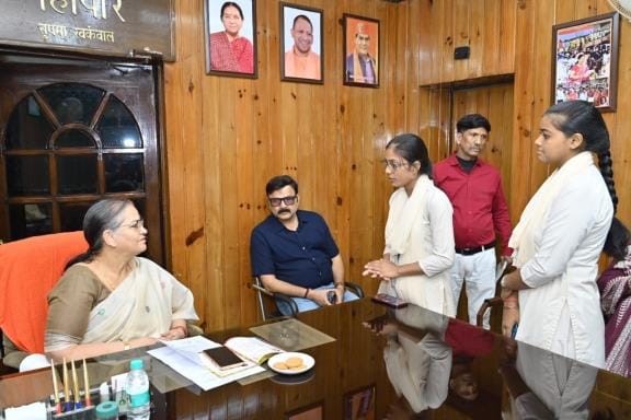 Amid tensions with the Municipal Commissioner, the Mayor will now sit at the Municipal Corporation headquarters every day.