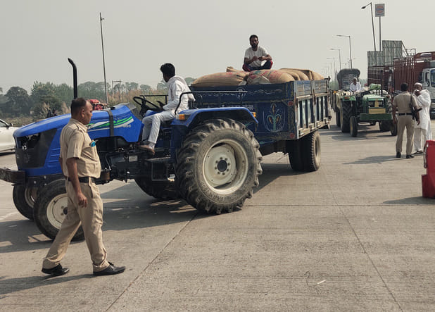 Paddy belonging to UP farmers was sent back from Haryana border for the second consecutive day.