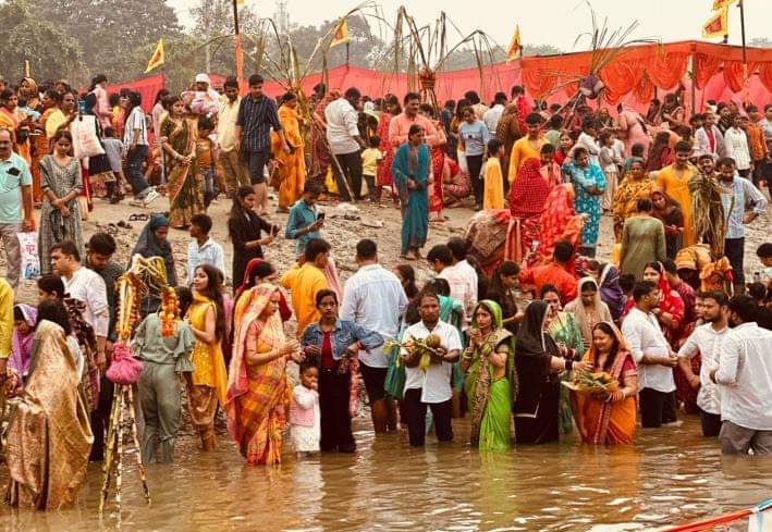 सीताकुंड स्थित गोमती नदी में अर्घ्य देतीं महिलाएं