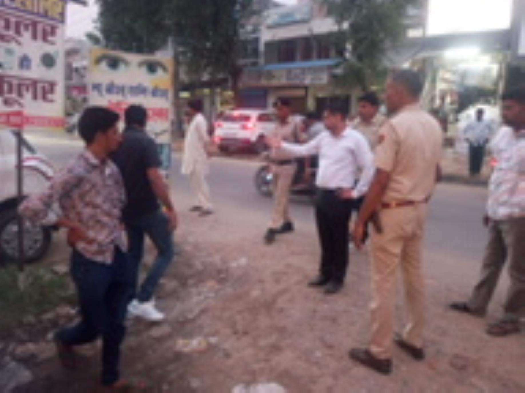 सड़क के पास से बोर्ड हटवाते एसडीएम आशीष सांगवान। संवाद