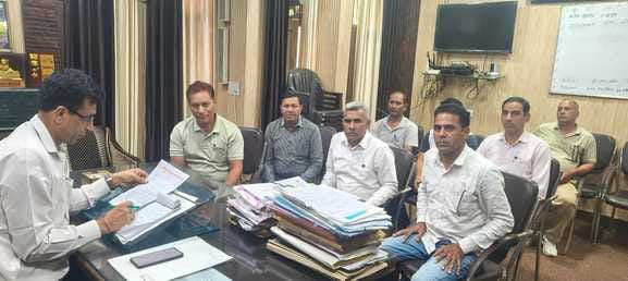 A delegation of teachers met the District Education Officer