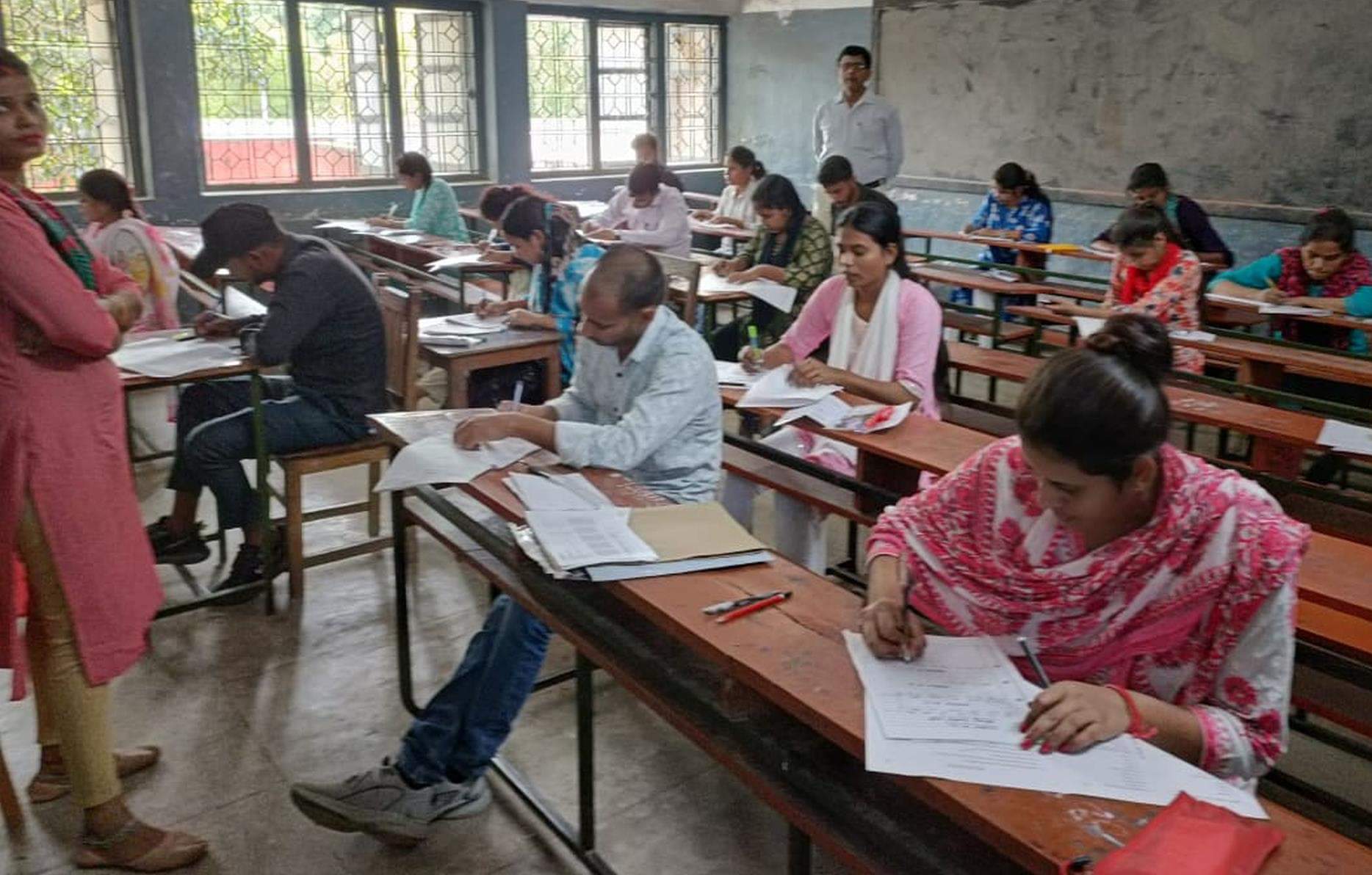 टांडा के राजकीय विद्युत परिषद इंटर कॉलेज में परीक्षा देते छात्र-छात्राएं।