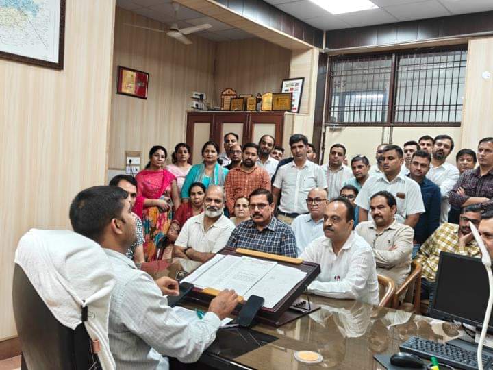 दादरी के सिविल सर्जन के साथ विचार-विमर्श करते हुए चिकित्सक। विज्ञप्ति