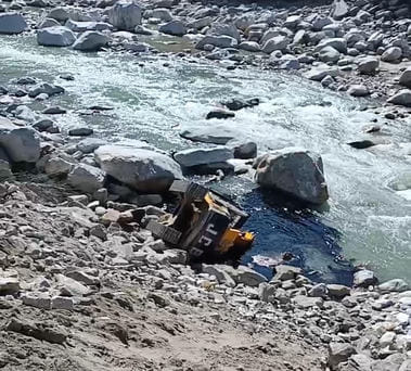 LNT machine falls on the banks of Sutlej in Wangtu, driver safe