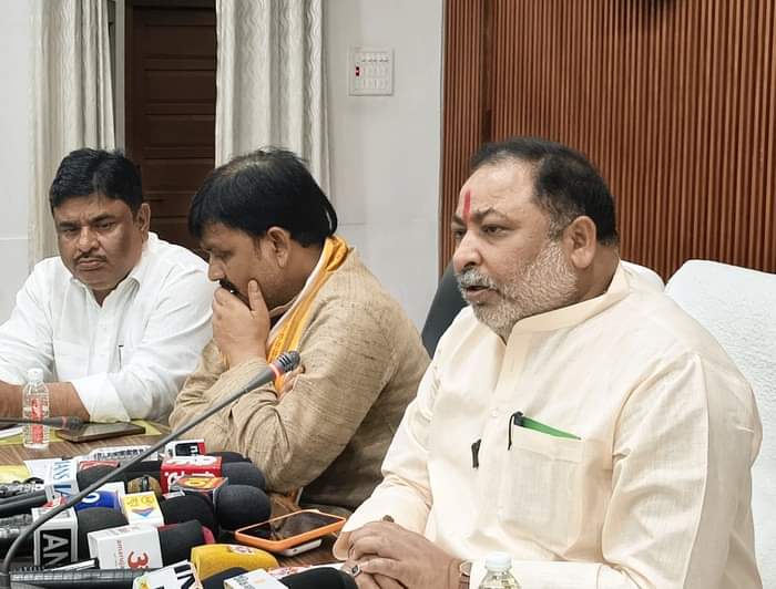 विकास भवन के सभागार में सरदार पटेल की जयंती पर आयोजित कार्यक्रम को लेकर पत्रकार वार्ता करते परि