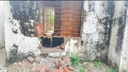 Sound and sports equipment stolen from the headmaster's room