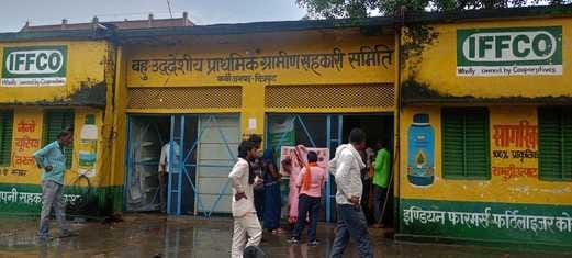 Farmers had to struggle for fertilizer amidst rain