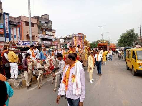 The procession took place with musical instruments, chariots and horses were the center of attraction.