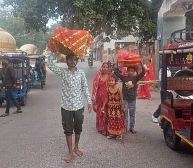 28जेएनडी06: छठ मईया को अर्घ्य देने जाते श्रद्वालु। संवाद