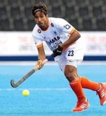 28जेएनडी13:  हॉकी में दमखम दिखाते हुए प्रदीप मोर। स्रोत : खिलाड़ी।
