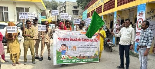 Municipal employees took out a parade to give the message of making the city clean.