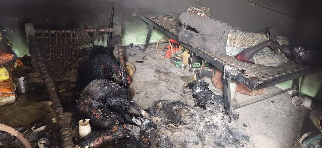 28जेएनडी32-खेत में बने कोठड़े में चारपाई पर पड़े दोनों शव। संवाद