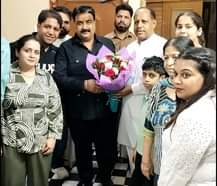 28kht_17_राजकुमार मुखीजा के घर पहुंचे डिप्टी स्पीकर डॉ. कृष्ण मिड्ढा।