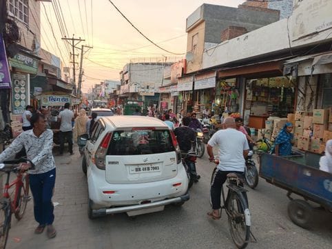 Encroachment is causing traffic jams in the market, administration is unaware