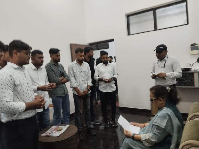 29जेएनडी34 : किसान नेता संगठन के सदस्य प्रो. लवलीन मोहन से बातचीत करते हुए। स्रोत सदस्य