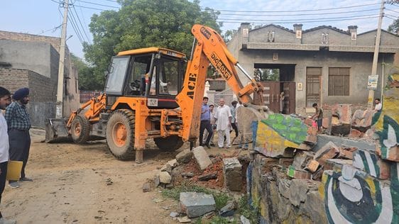 In Sunariya, 2.5 acres of municipal land was encroached upon by erecting a gate, which was demolished by the team with a bulldozer.