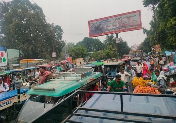 Vehicles stuck in traffic jam in front of Mandi on Bareilly-Mathura Highway