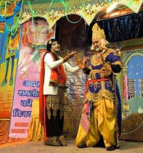 आदर्श रामलीला कमेटी विजयचौक की रामलीला में अभिनय करते कलाकार।