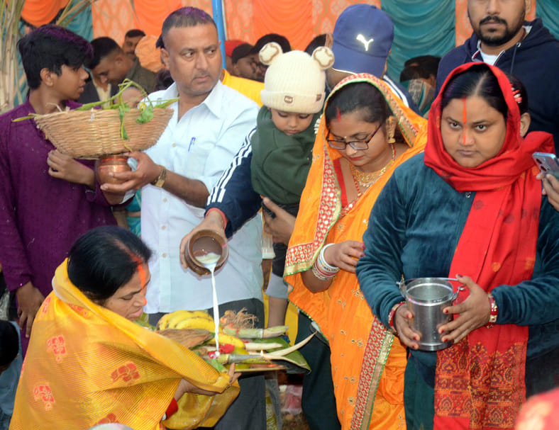 The chants of Chhathi Maiya resounded in the morning, fasting women prayed for happiness and prosperity.