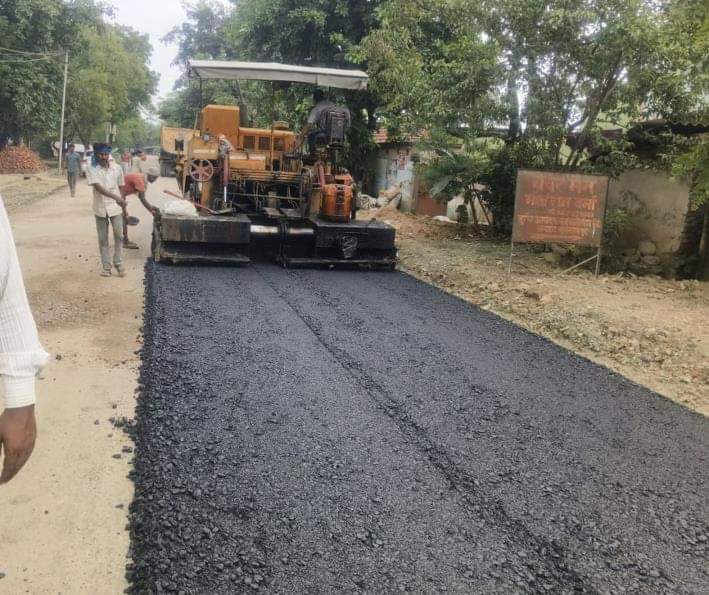  अहदा- विरसिंहपुर-दियरा मार्ग पर चल रहा लेपन कार्य।
