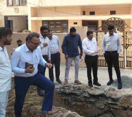 अर्बन एस्टेट टू में चल रहे बरसाती पानी निकासी की लाइन बिछाने के कार्य का निरीक्षण करते निगमायुक