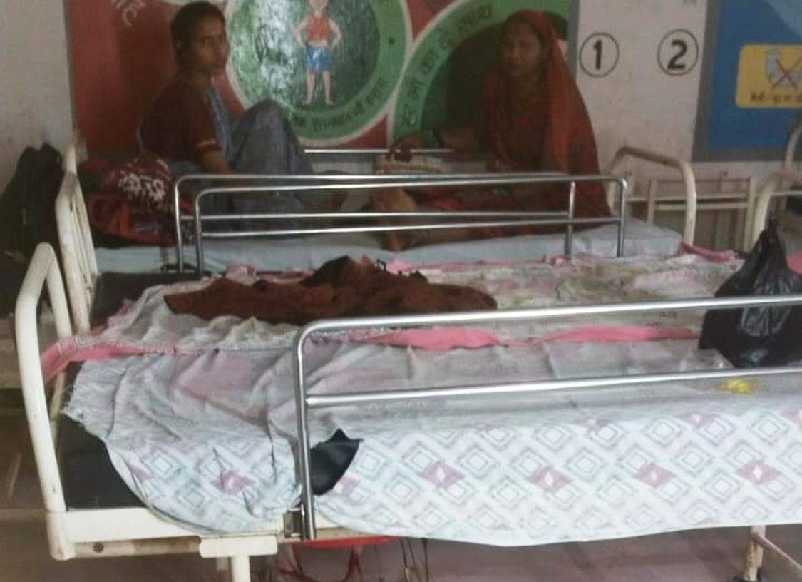 अस्पताल के पोषण पुर्नवास केंद्र में बिछी फटी चादर। 