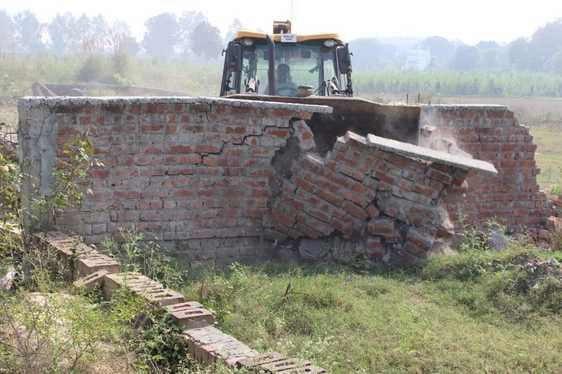 Construction of three unauthorized colonies demolished with JCB