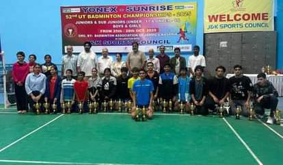 बैडमिंटन चैंपियनशिप में विजेता खिलाड़ी अपनी ट्रॉफी के साथ स्रोत एसो