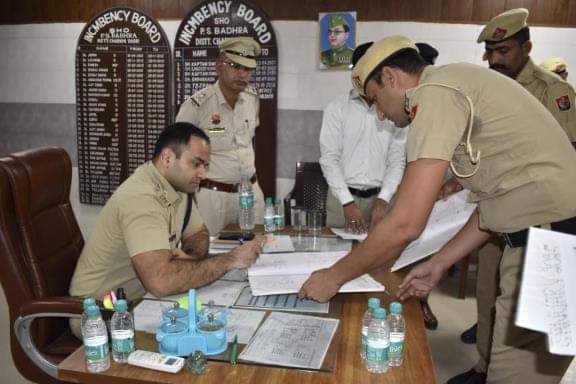 बाढड़ा पुलिस थाना में रिकार्ड की जांच करते एसपी अर्श वर्मा। विज्ञप्ति