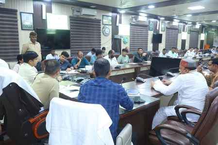 बहजोई में राजनैतिक दलों के प्रतिनिधियों के साथ बैठक करते जिला निर्वाचन अधिकारी। स्रोत-सूचना व