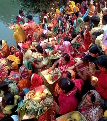 Crowds gathered on the banks of ponds and lakes in Rudhauli and Bhanpur areas.