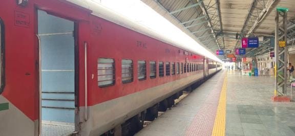 female passenger on Awadh-Assam Express went into labour and gave birth to twins at Charbagh station