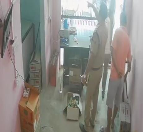 Liquor shop clerk beaten up for refusing bribe, case filed against excise inspector