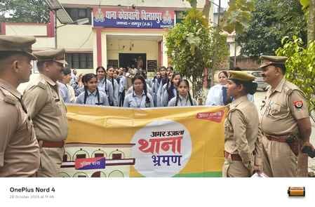 The girl students reached the police station and learned about the working of the police.