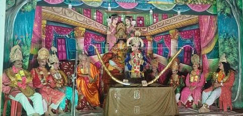 As soon as Shiva's bow broke, chants of Jai Shri Ram began.