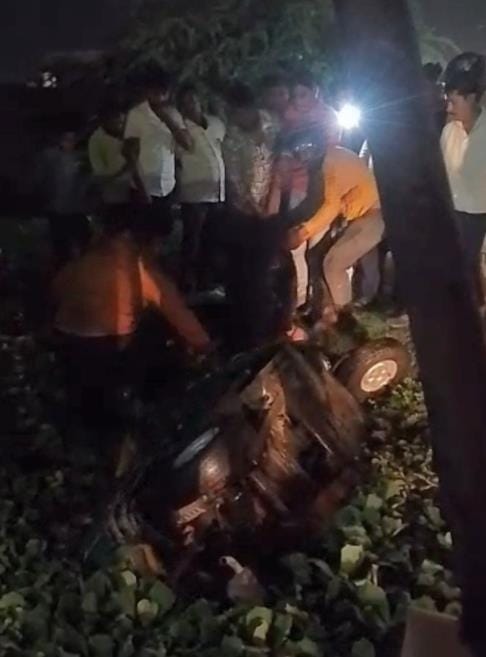 Auto overturned in drain, passengers survived