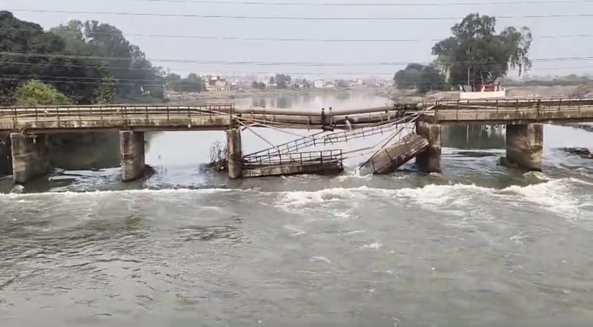 The old bridge of Bari Majra collapsed after the Chhath festival.