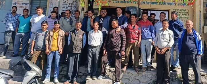 चंबा में जीप-टैक्सी यूनियन से जुडे़ लोग मांगों को लेकर प्रदर्शन करते। स्रोत जागरूक पाठक