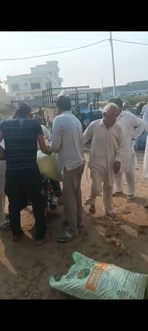 There is a scramble for DAP in Dadba Kalan, farmers are not getting enough fertilizer.
