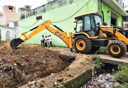 चंदौसी के गोशाला रोड पर मस्जिद से सट कर निर्माण को ध्वस्त करती जेसीबी। संवाद