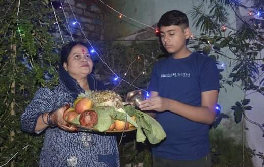 चंदौसी में उगते सूर्य को अर्ध्य देने के दौरान पूजा अर्चना करती महिला। स्रोत आयोजक