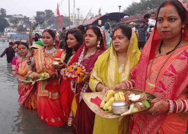 छठ पर्व के अवसर पर उगते सूर्य को अर्घ्य देती व्रती महिलाएं।संवाद