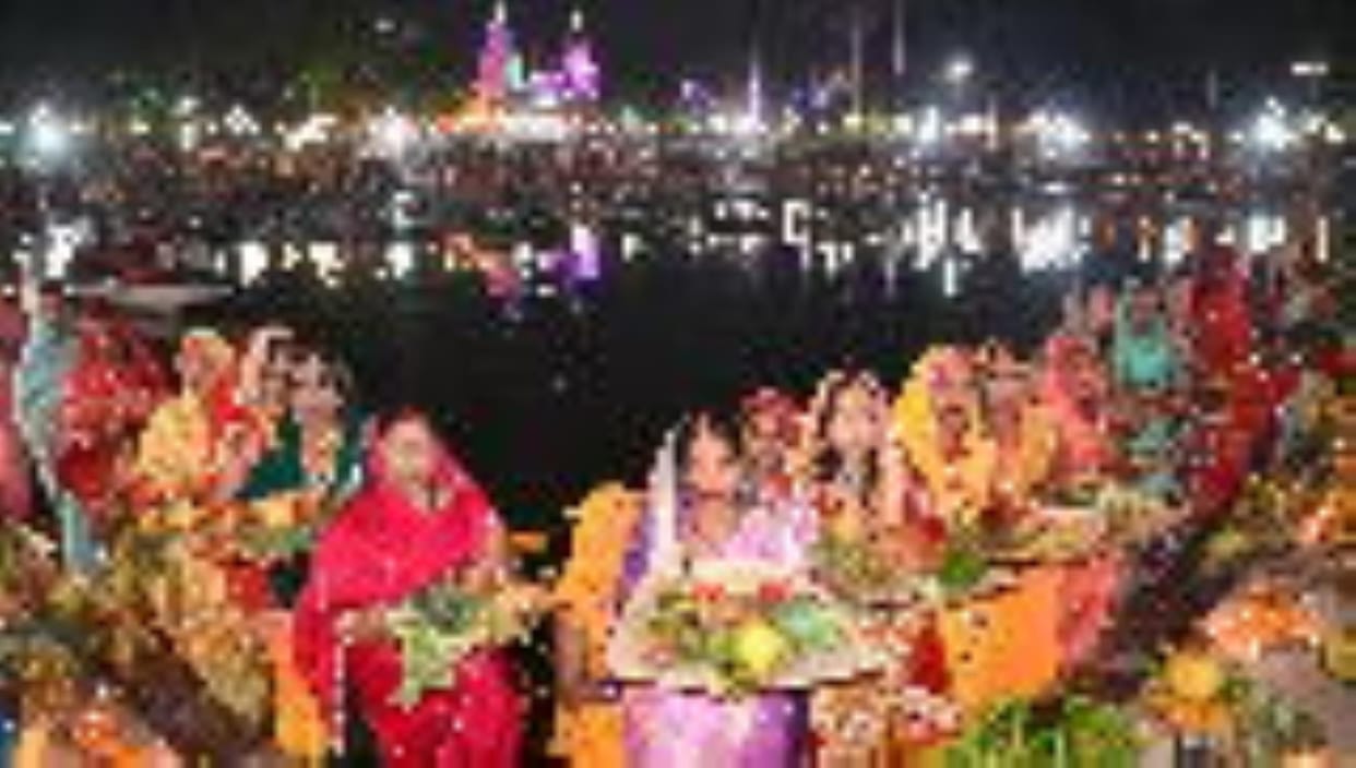 Gorakhpur News: Arghya to the rising sun amidst raindrops