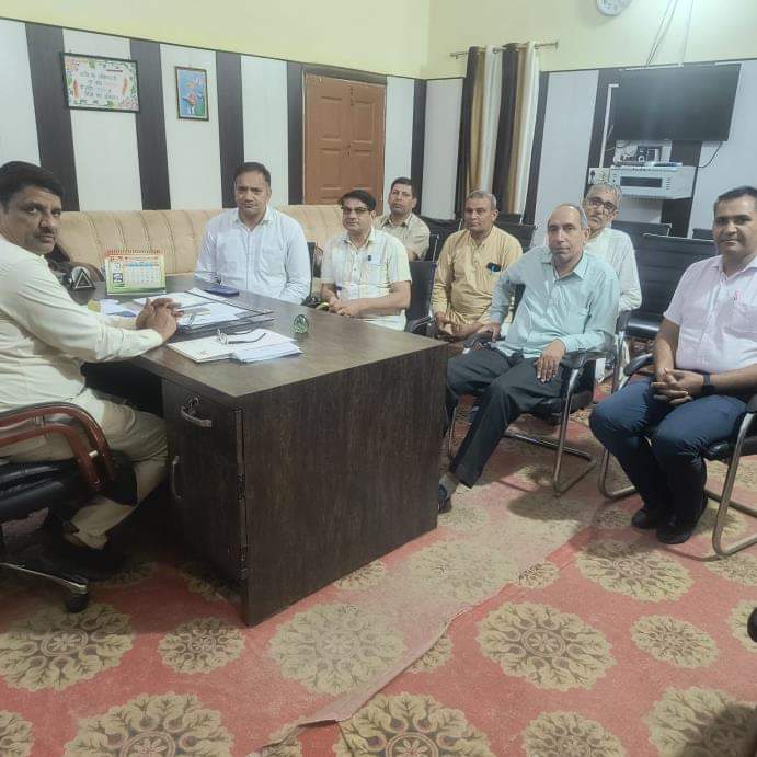 डीईओ से मुलाकात करते हुए संघ के पदाधिकारी। विज्ञप्ति