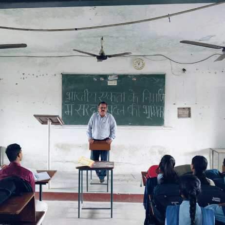 एचआरपीजी कॉलेज में सरदार बल्लभ भाई पटेल की जयंती से पूर्व आयोजित संगोष्ठी को संबोधित करते वक्त