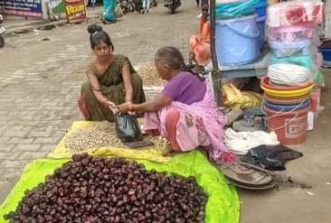 एकादशी पर्व को लेकर महुली कस्बे में सिंघाड़ा और कच्ची मूंगफली खरीदती हुई एक महिला । संवाद
