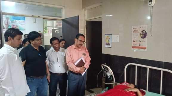 फोटो-10- सीएचसी में भर्ती मरीज से जानकारी लेते टीम के सदस्य। संवाद